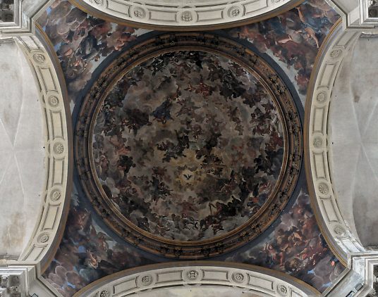 La voûte de la croisée est une coupole qui représente la Gloire céleste peinte par Claude Jacquart (1686–1736).