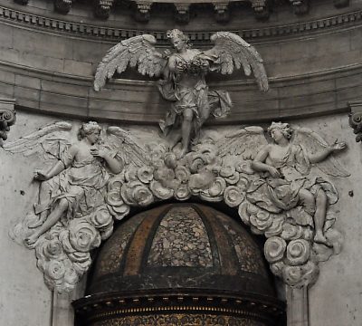 Haut-relief d'anges au-dessus du «temple grec» central