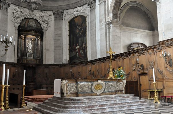 Les boiseries entourent complètement le chœur et le séparent  des deux chapelles absidiales.