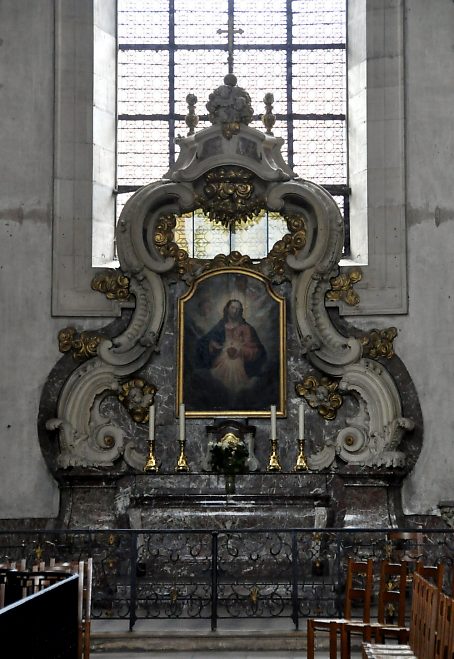 L'autel de la chapelle du Sacré-Cœur avec le tableau de Jean  Girardet