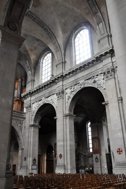 L'élévation nord vers l'orgue de tribune.