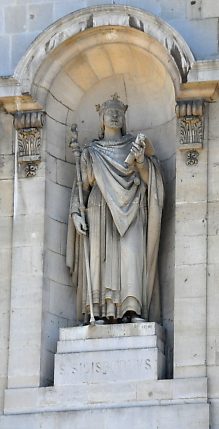 Saint Sigisbert dans une des deux niches de la façade.