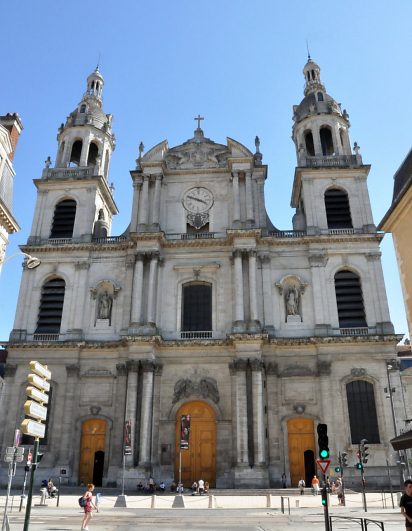 La façade est de style classique à trois niveaux d'architecture.