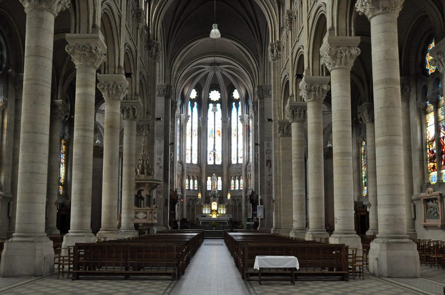 Vue d'ensemble de la nef et du ch&oelig;ur en entrant dans la basilique