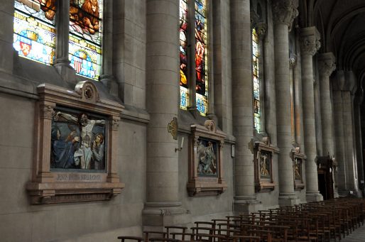 Le bas-côté sud et les tableaux du Chemin de croix