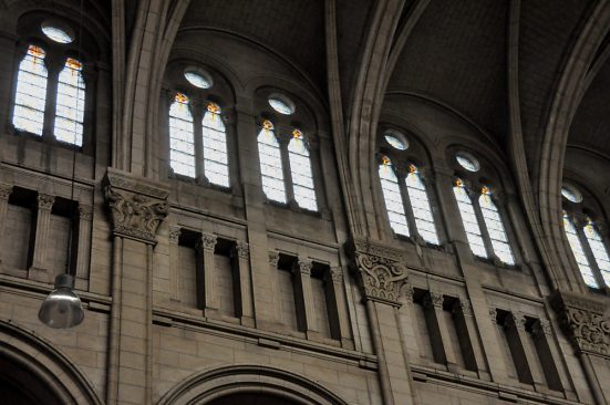 Le faux triforium et les grandes fenêtres