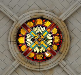 Oculus vitré sur la voûte du narthex