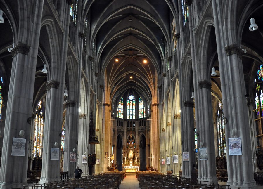 Vue d'ensemble de la nef en entrant dans la basilique