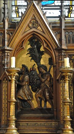 Bas-relief des vendanges sur le retable de la chapelle axiale