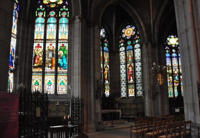 Vue du déambulatoire avec, à droite, la chapelle axiale