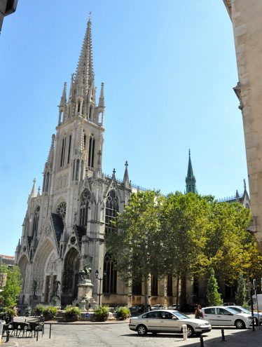 La basilique avec la façade nord et le clocher