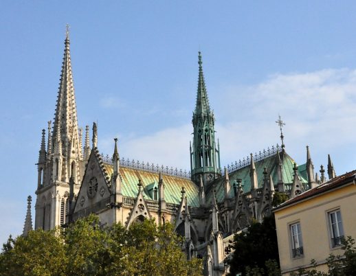 Les toits, le clocher et la flèche