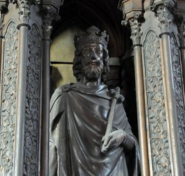 Un roi dans un pilier sous le grand orgue