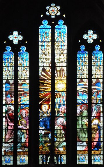 Vitrail de la Pentecôte dans la chapelle de la Vierge