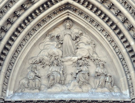 Le tympan du portail central : Le Sacré-Cœur et les quatre évanglistes