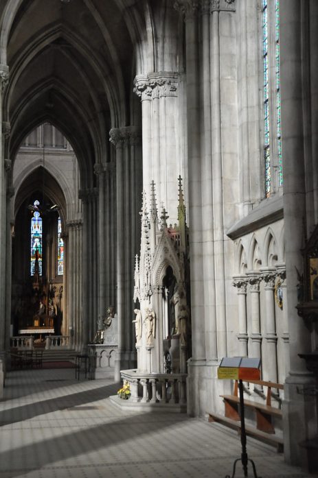 Le bas-côté sud et le monument à Sainte-Philomène