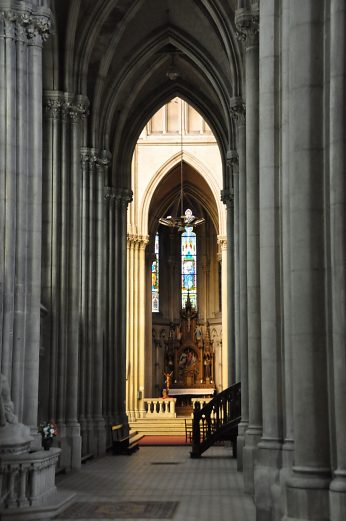 Bas–côté nord. Dans le fond, la chapelle des Âmes du Purgatoire