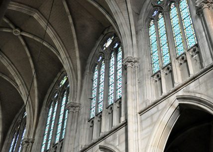 Les fenêtres hautes et le faux triforium