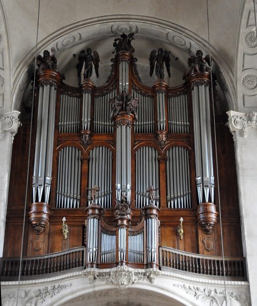 L'orgue de tribune et son très beau buffet