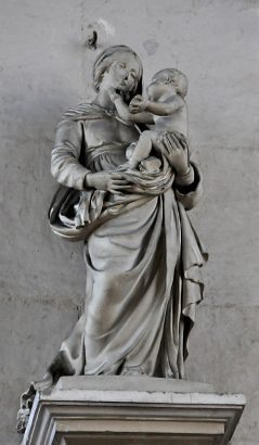 Statue de la Vierge à l'Enfant sur son piédestal  dans l'entrée du chœur (attribuée  Cyfflé)