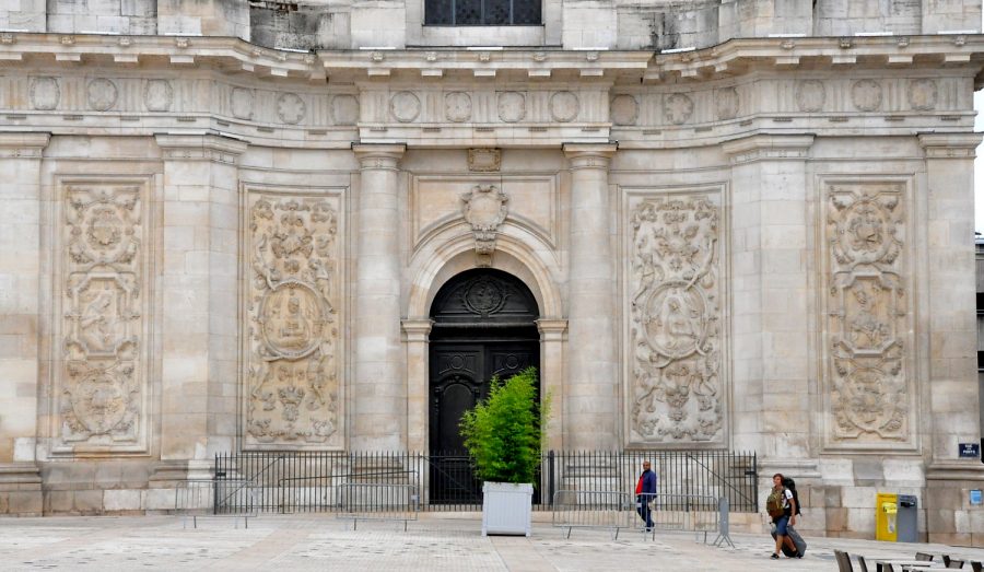 Les quatre bas-reliefs de la façade