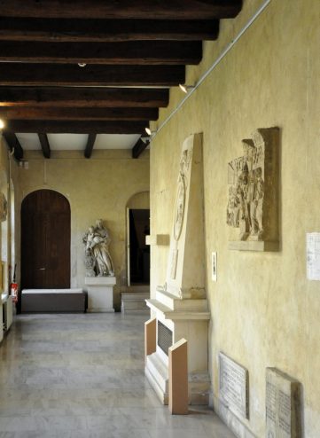 Couloir du couvent avec son plafond en poutres de bois