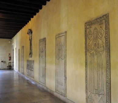 Pierres tombales sur le mur d'un couloir de l'ancien couvent