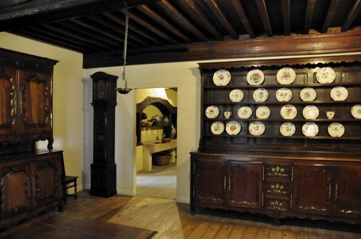 Salle avec mobilier lorrain et grand vaisselier