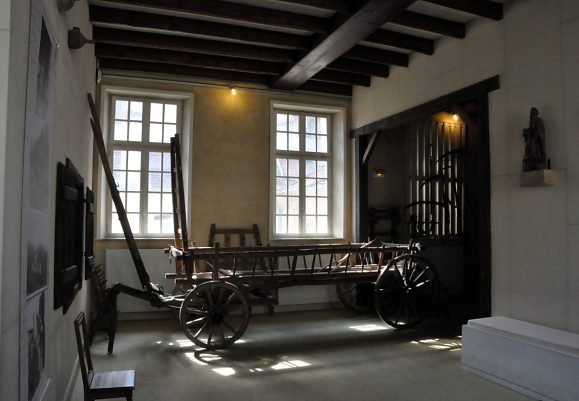 Salle avec charette pour le travail des champs