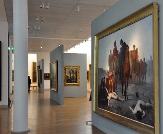 Vue d'une salle et de ses tableaux