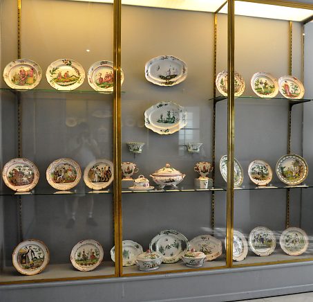 Vitrine d'assiettes historiées du XVIIIe siècle et du début du XIXe