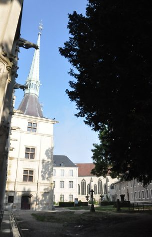 Cour intérieure du musée avec la tour de l'Horloge