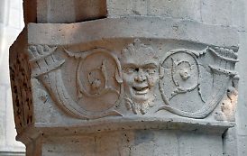 Bas-relief avec grotesque sur une pile de la galerie.