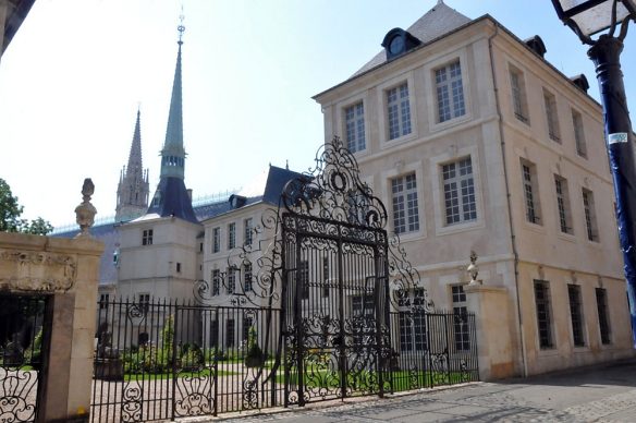 Une grille du XVIIIe siècle ferme l'un des entrée du palais ducal