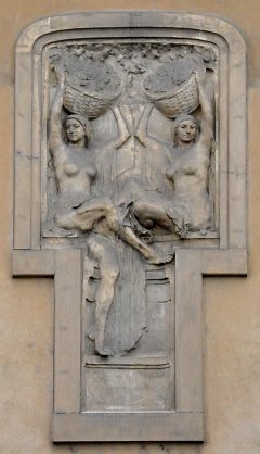 Le bas-relief de la façade