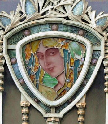 L'écusson Art nouveau de la grande porte