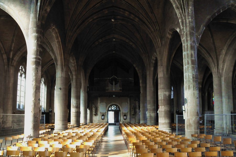 La nef et l'orgue de tribune vus depuis le chœur