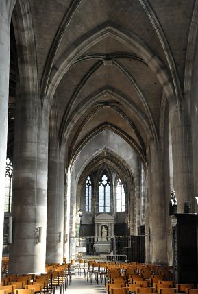 Bas-côté sud avec la chapelle absidiale de la Vierge