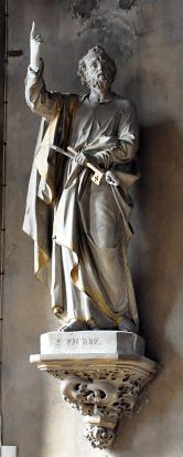 Statue de saint Pierre dansl'avant-nef