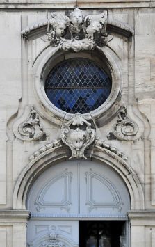 La porte sud de la façade et son ornementation baroque