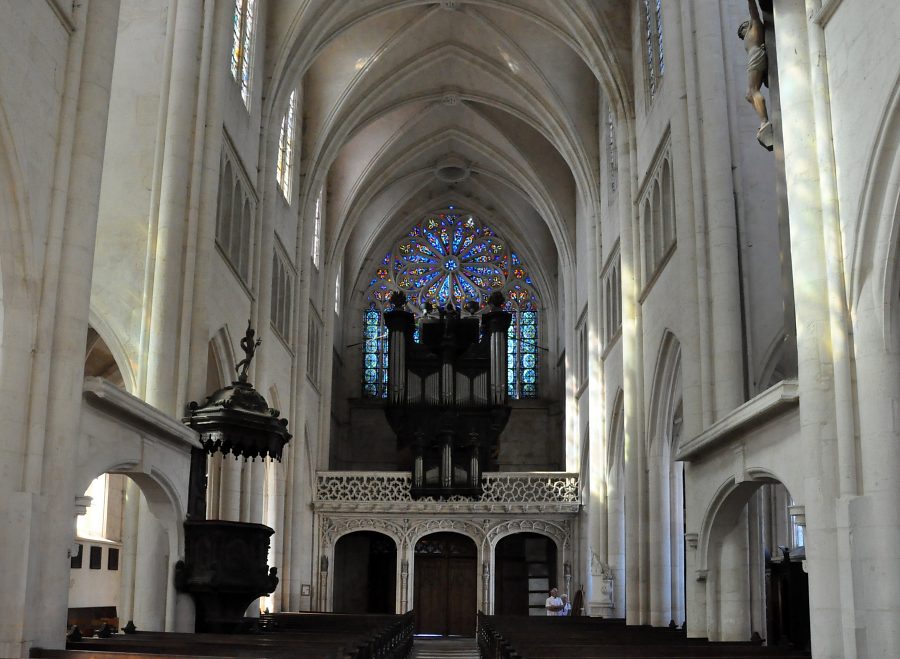 La nef et l'orgue vus depuis le chœur