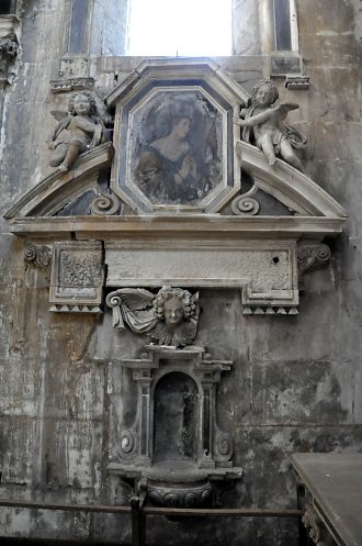 Autel de sainte Catherine dans la chapelle Saint–Pierre Fourier