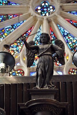 L'Ange souffleur sur la tourelle médiane de l'orgue