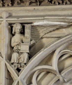 Un ange musicien dans un coinçon du jubé