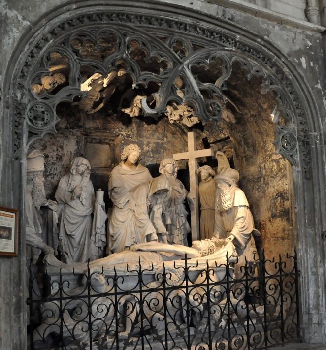 La Mise au tombeau date du début du XVe siècle.