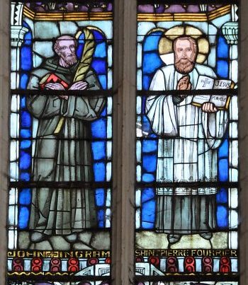 John Ingram et saint Pierre Fourrier dans le vitrail de la baie 1