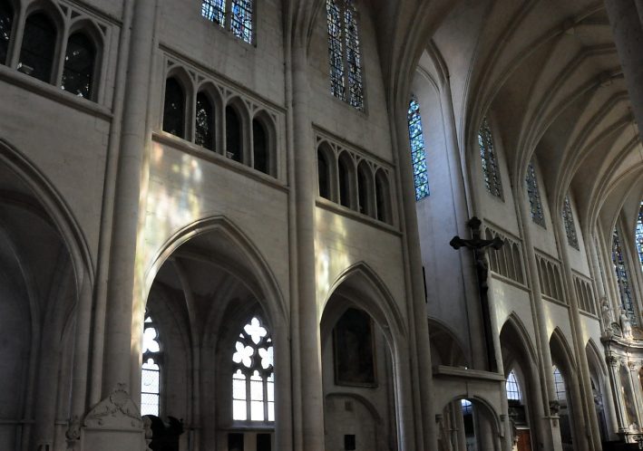 L'élévation est sur trois niveaux avec un faux triforium donnant sur les combles. Ici, l'élévation du côté nord.