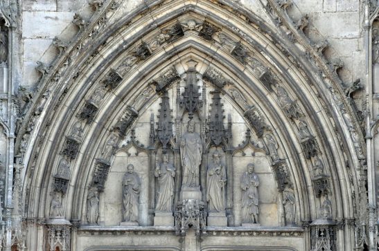 Le tympan du portail central avec ses statues du XIXe siècle