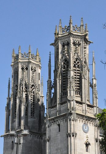 Les deux tours de style gothique flamboyant.
