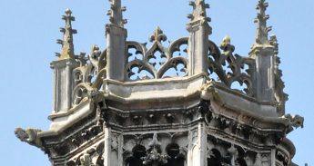 Le couronnement gothique flamboyant de la tour sud